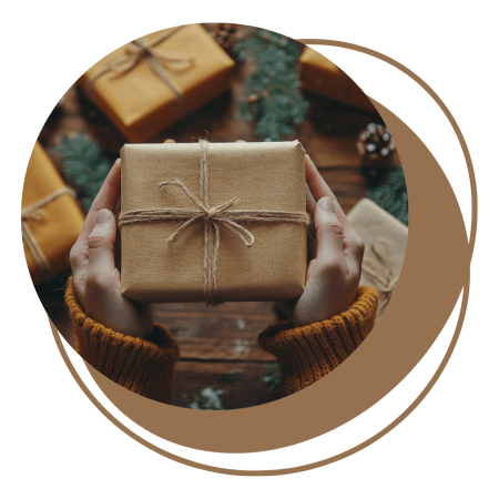 Une personne qui tendu un cadeau. Cela pourrait être le cadeau de l'histoire familiale.